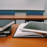 підручники й планшет на шкільній парті, сучасна освіта