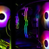 Крупний план ігрового ПК з RGB-підсвіткою та потужними компонентами