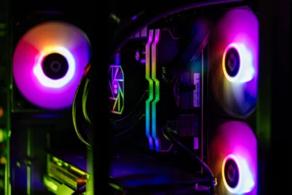 Крупний план ігрового ПК з RGB-підсвіткою та потужними компонентами