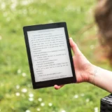 Електронна книга на планшеті зі світильником у саду