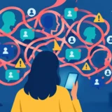 Жінка з телефоном дивиться на заплутані мережі сповіщень і профілів